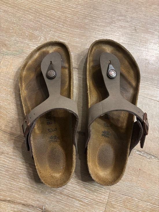 Birkenstock Shoes - Birkenstock Gizeh Brown Leather Sandals